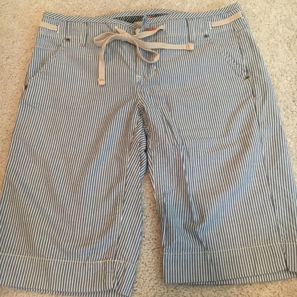 Gap sear-sucker style Bermuda knee length